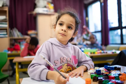 Une jeune élève en train de travailler