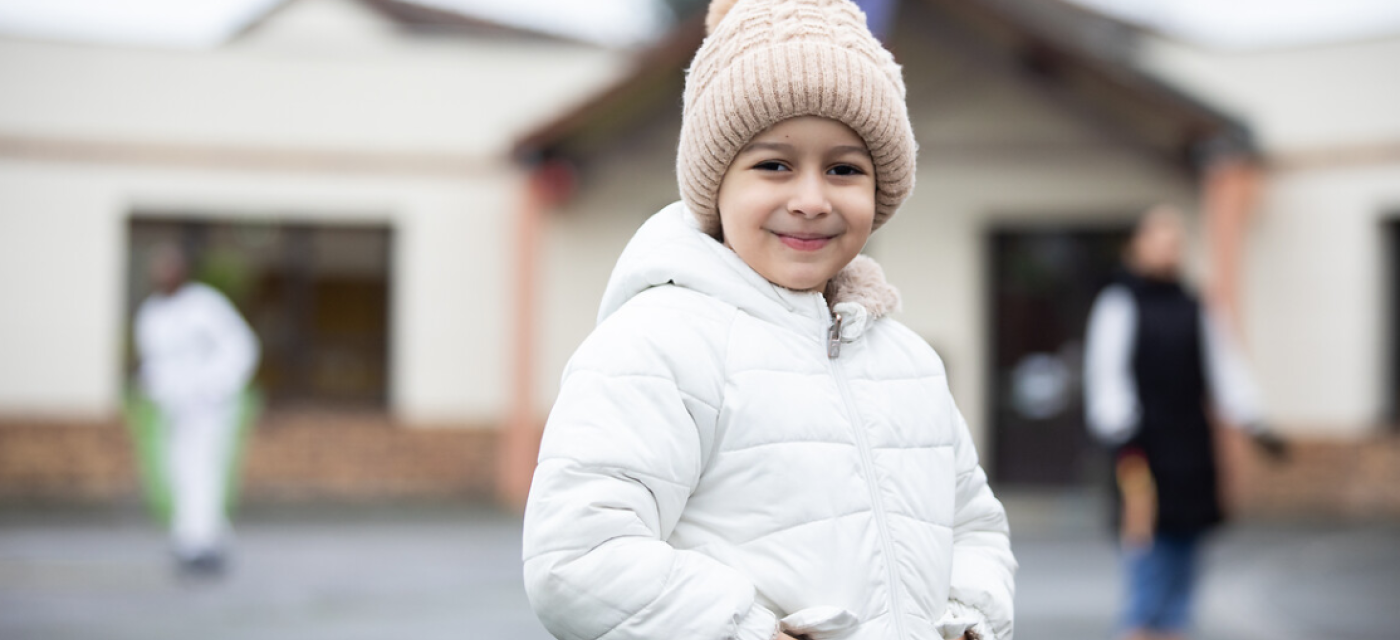 Une jeune fille en doudoune et bonnet